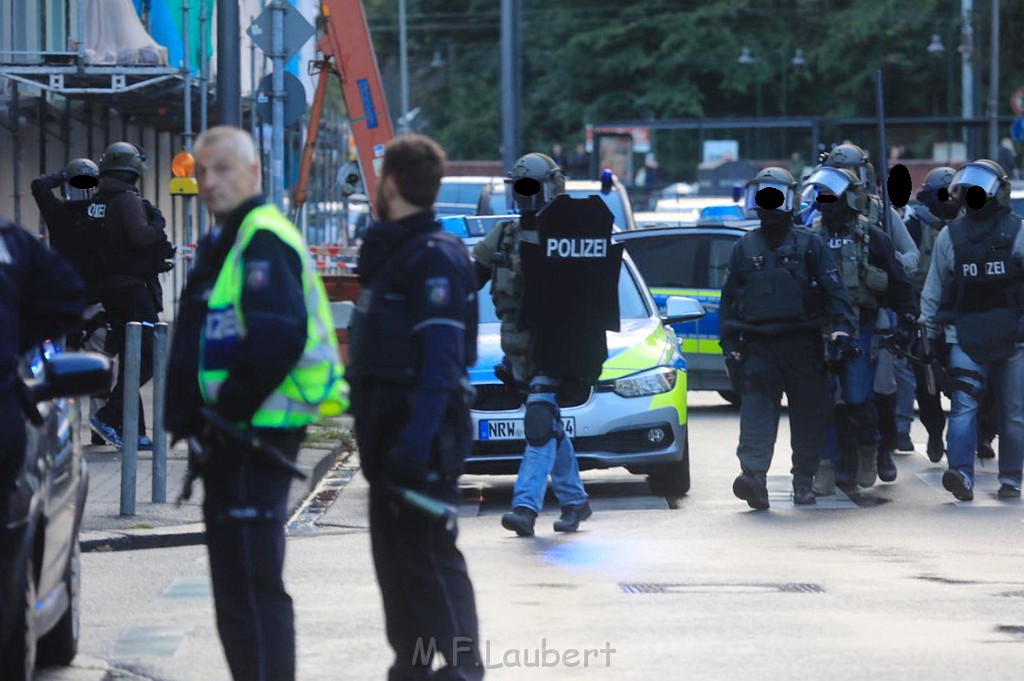 Einsatz BF Pol SEK Bedrohungslage Koeln Buchheim Herlerstr P22.jpg